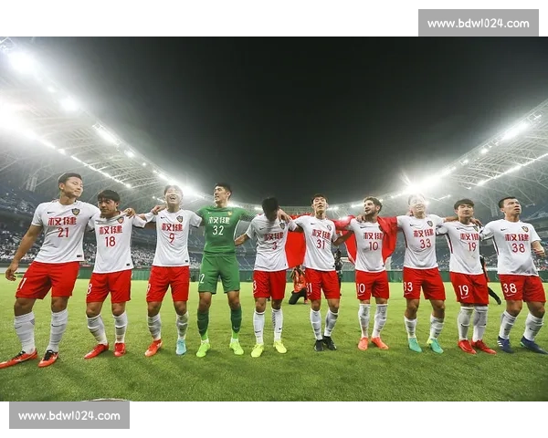 杯赛战况激烈：各大球队晋级形势复杂 竞争愈加白热化