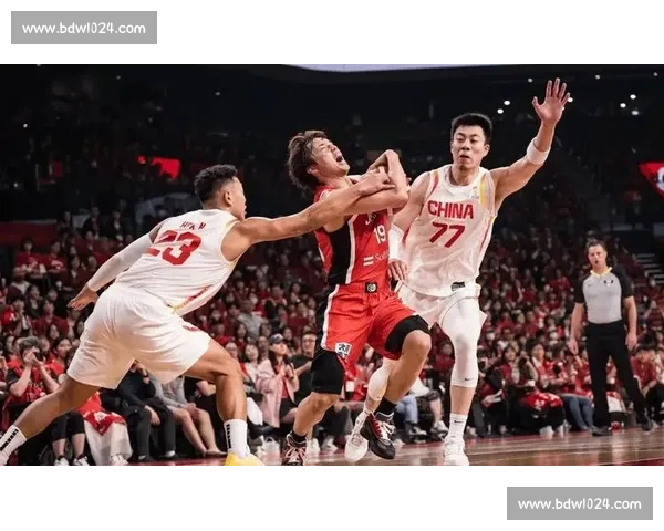 篮球鏖战终场绝杀定胜负全场比分揭晓引热议双方攻防对决高潮迭起 - 副本 篮球鏖战终场绝杀定胜负全场比分揭晓引热议双方攻防对决高潮迭起 - 副本